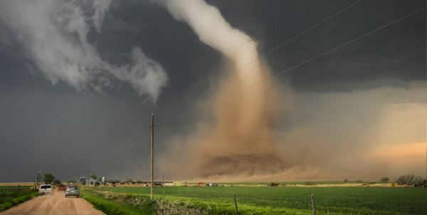 What are the signs of a tornado?
