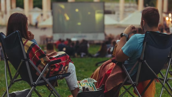 15 Ideas to DIY Your Family Outdoor Movie Night