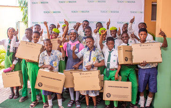 向 Teach for Nigeria 捐赠 250 套太阳能系统,助力农村教育